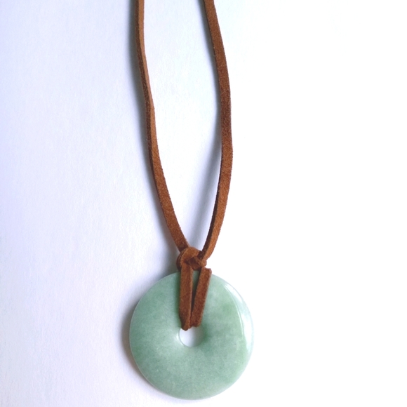 Handmade rare gemstone on brown leather cord - Picture 2 of 3